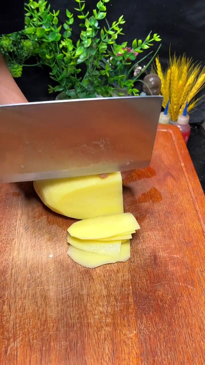芹菜炒土豆丝!肉酱面也太香了 酸辣土豆丝 土豆的神仙吃法 家常菜 土豆拌面做法