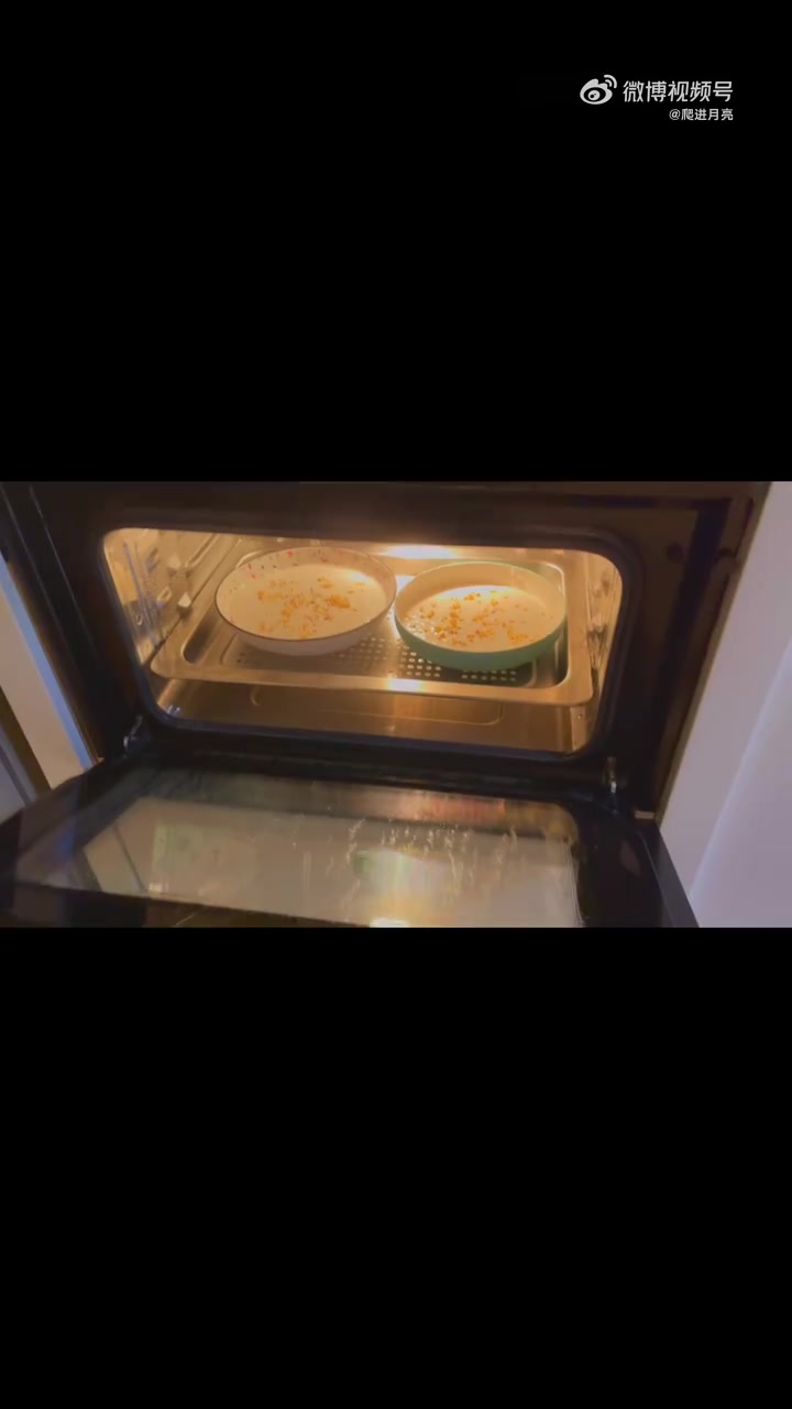 被现在的厨房惊到了 小时候外婆的厨房,就在一个堂屋里,冬天围炉烤火,除了做饭、烧水,还可以