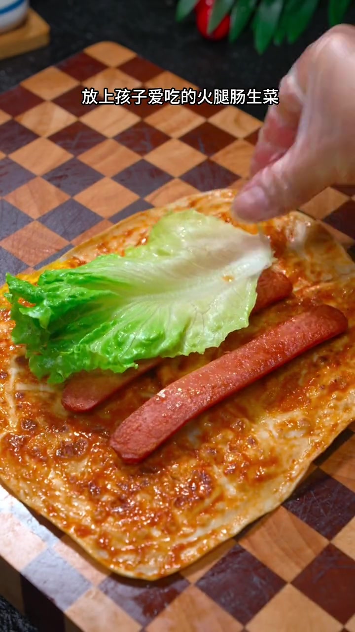 早餐不知道吃什么?那你一定要试试这个自带辣酱的鸡蛋灌饼 早餐饼 一起学做菜 鸡蛋灌饼
