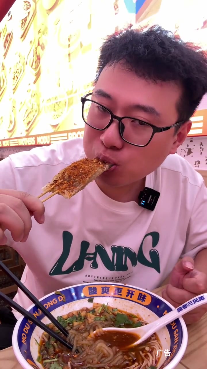 火爆上海的魔都三兄弟酸辣粉开到海宁来了,一定要来尝一下他家的,真的超级好吃。主打的就是一个