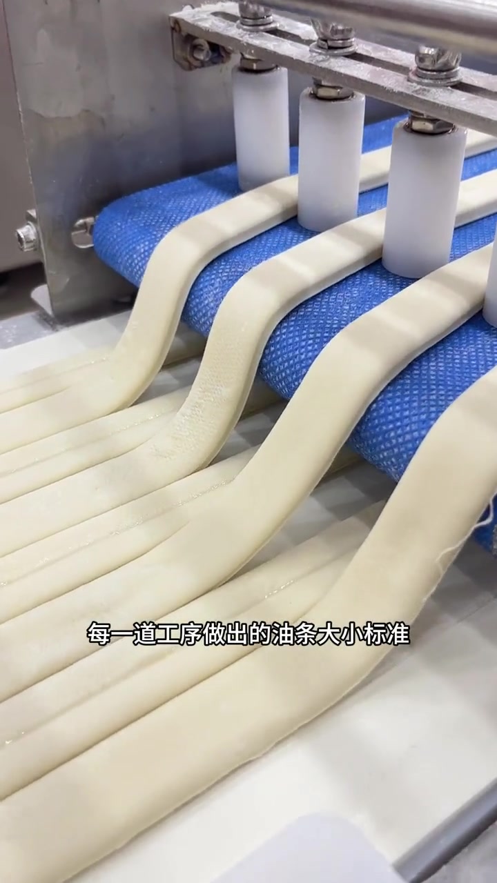 要做油条的生意,可使用机器大批量来生产速冻油条,方便运输和保存了 速冻生胚油条 油条机器全