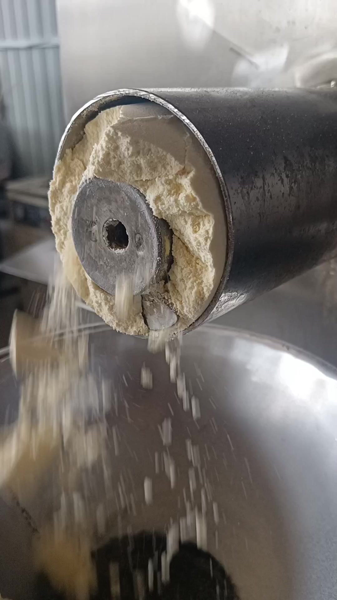 网红零食香脆粗粮锅巴薯片生产膨化机试机 膨化锅巴脆片加工机器