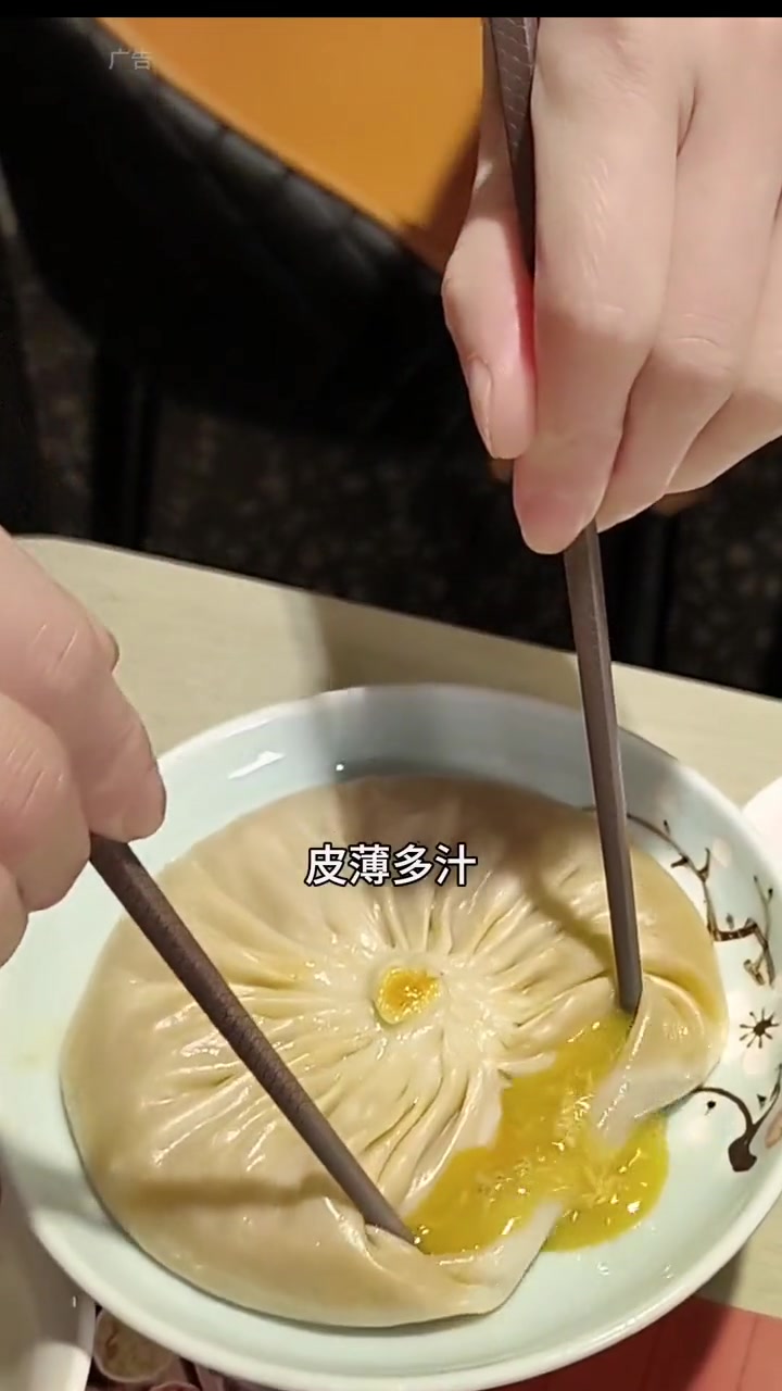 陆家嘴这地段,吃这一大桌才218实惠 蟹粉大汤包 蟹粉拌面 嗲记  魔都美食