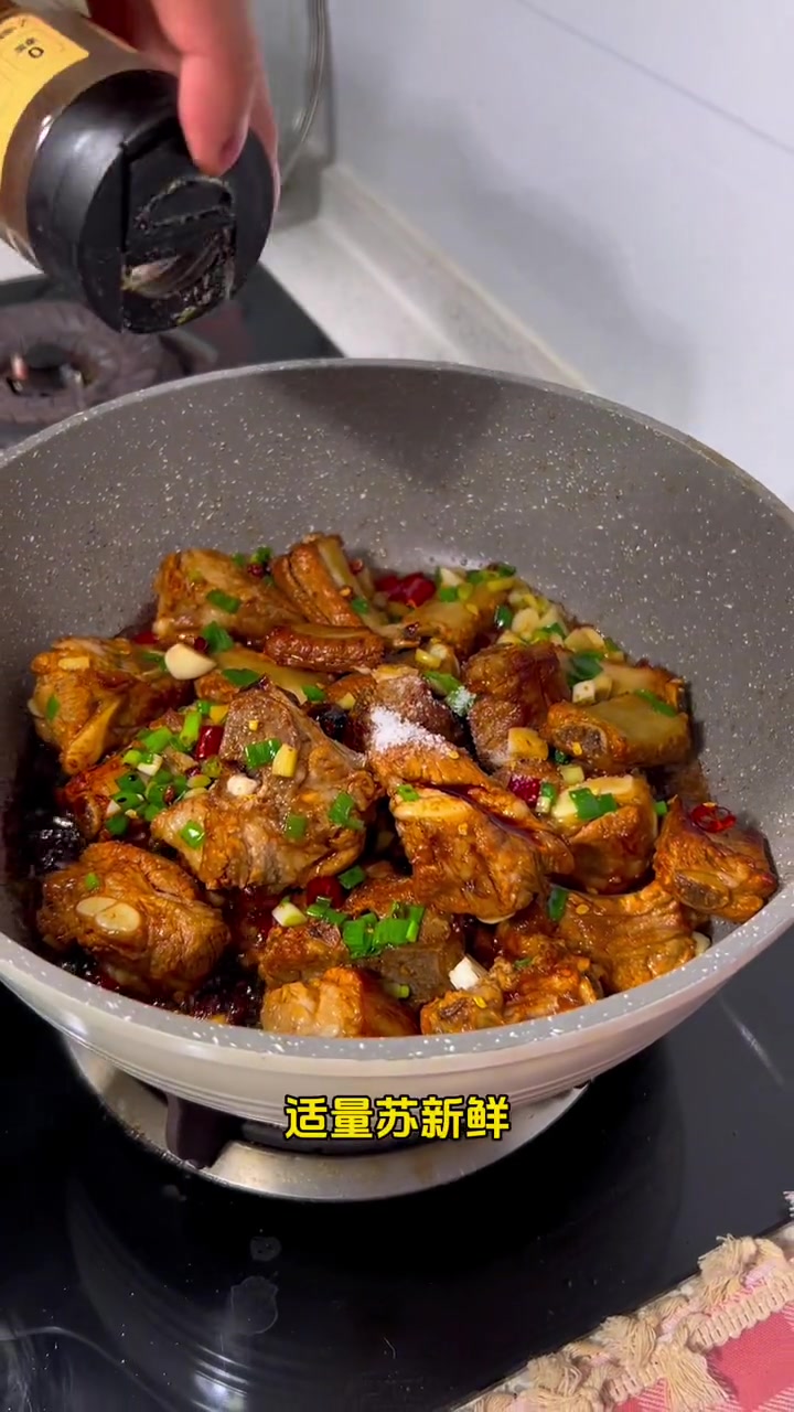 天气凉了,吃一顿排骨土豆炖豆角,真的超幸福 土豆炖豆角 豆角炖排骨家常做法 土豆炖排骨 男