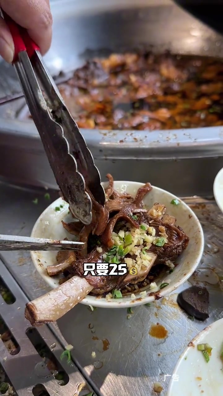 斜桥这家咬强羊肉面周年庆了,现在一份羊肉面加羊肠或者羊肚只要25元,周年庆活动,赶紧囤起来
