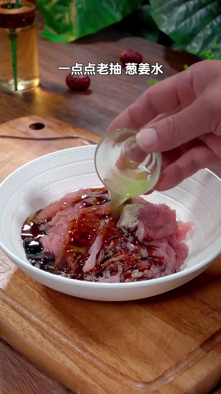 青椒炒肉丝是经常吃的一道家常菜,以后你就按照我这个方法做,肉丝嫩滑,好吃又下饭!美味辽宁等