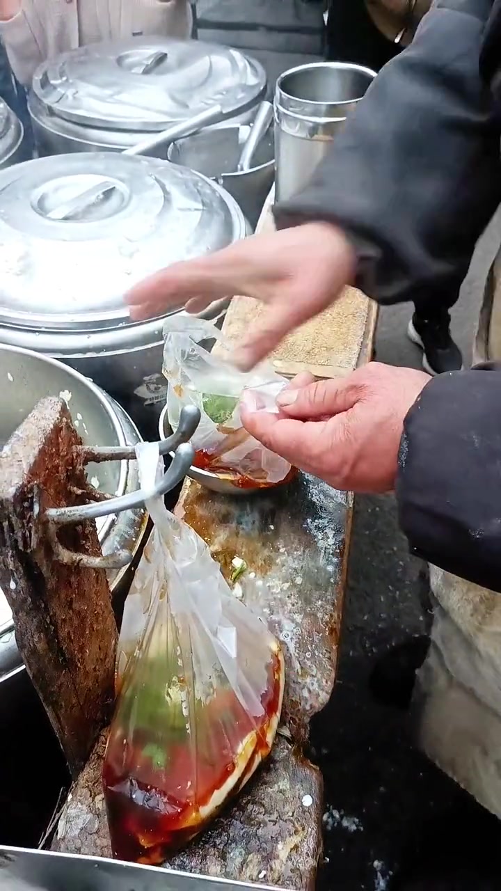 东北早市,豆腐脑1块5一碗,你那边多少钱一碗 东北早市 东北物价 路边摊美味 百姓生活 老