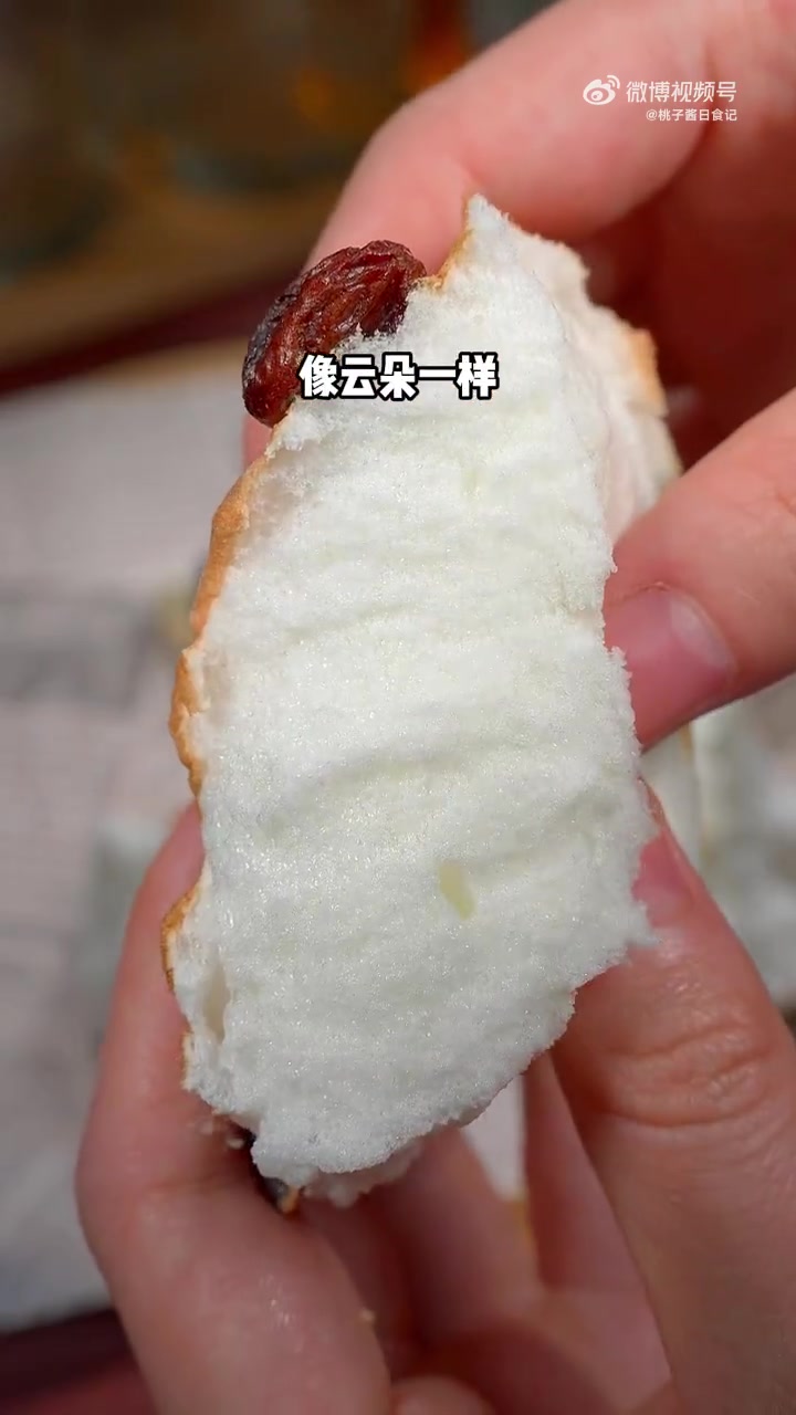 家里只要有鸡蛋,就能做出这样软绵绵轻飘飘,像云朵一样的蛋糕,吃了感觉要起飞了!云朵蛋糕烤箱