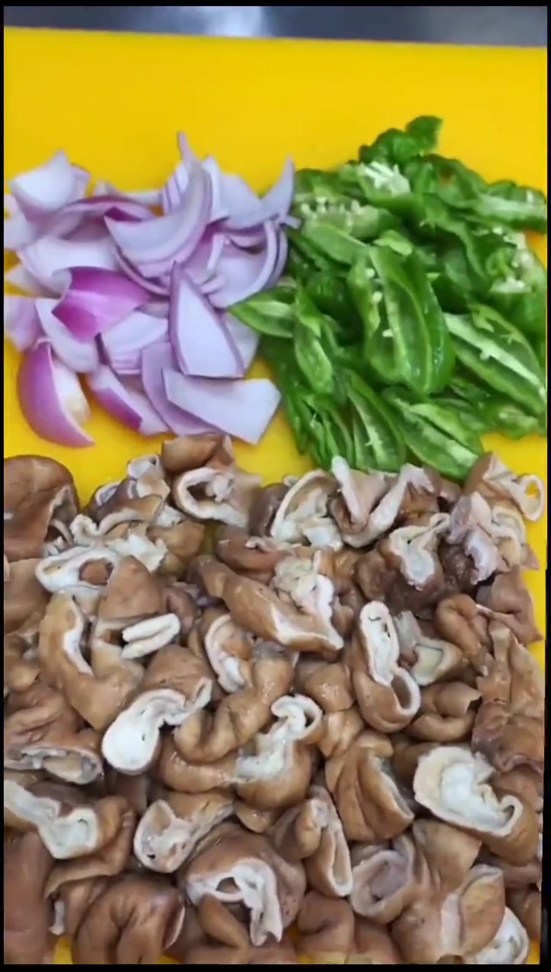 家常菜尖椒肥肠,做法简单,好吃又下饭