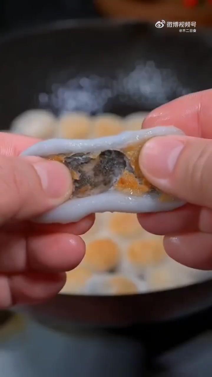 美好辽宁欢迎您 汤圆千万不要就煮着吃了!做一个煎汤圆吧!外酥里糯,就像小时候的糍粑,大人小