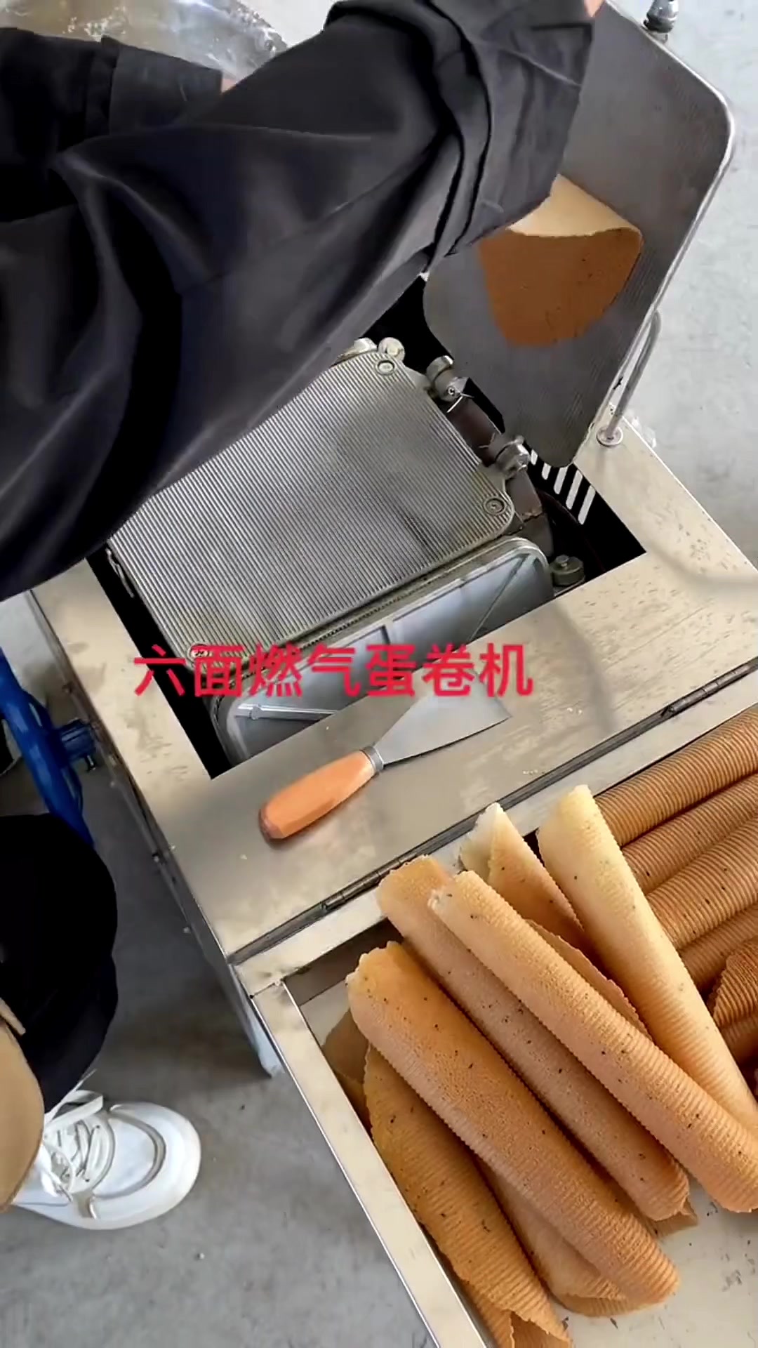 六面燃气蛋卷机学校门口一人摆摊好生意