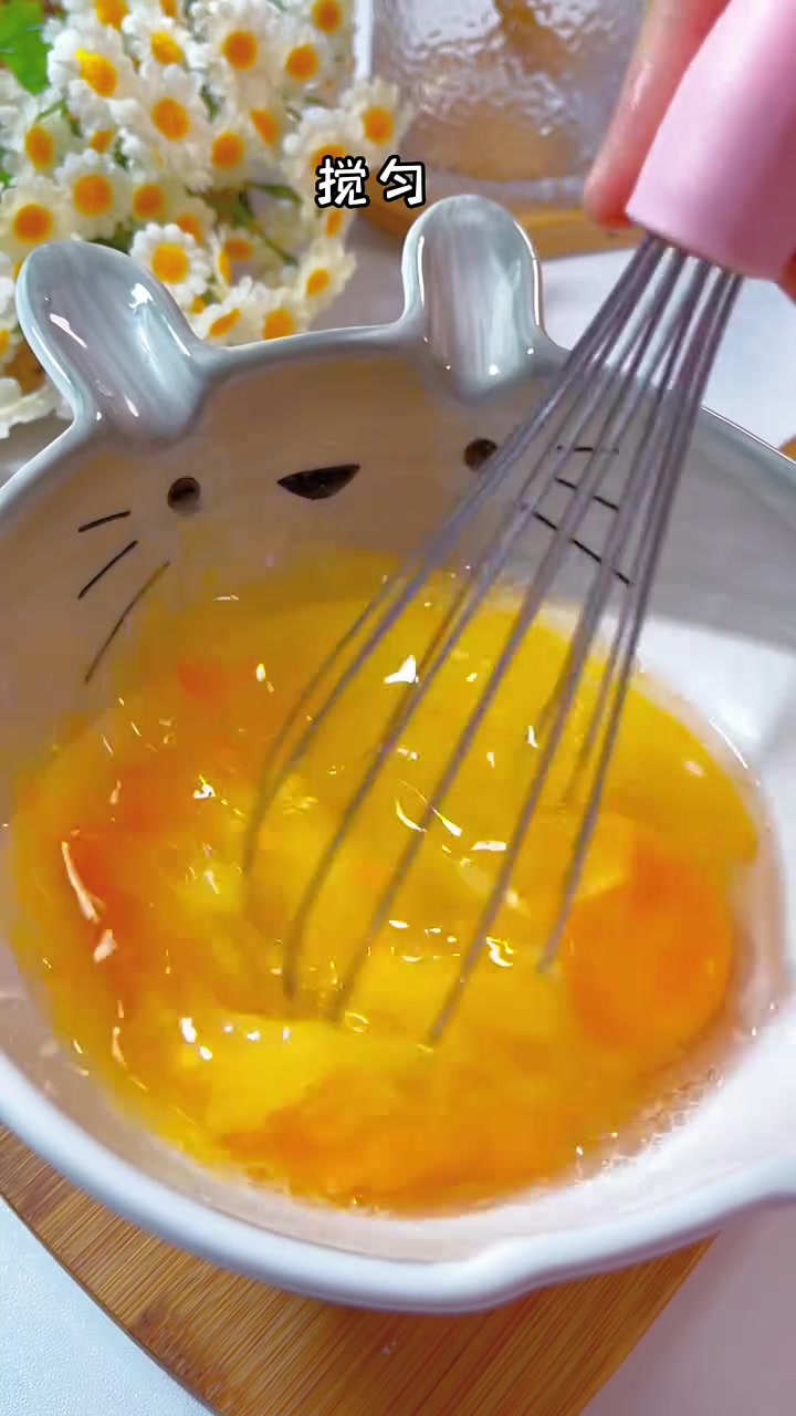 好久没吃蒸蛋了!做个简单好吃的虾滑蒸蛋吧!放了孩子爱吃的松茸酱油,鲜嫩多汁孩子爱吃