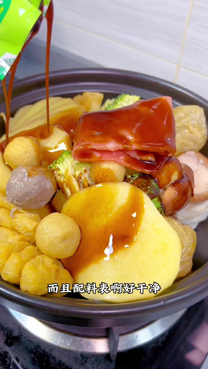 天气渐凉 是时候要安排上暖暖的 热乎乎的关东煮,好吃又低卡,轻松无负担 汤鲜味美 关东煮 