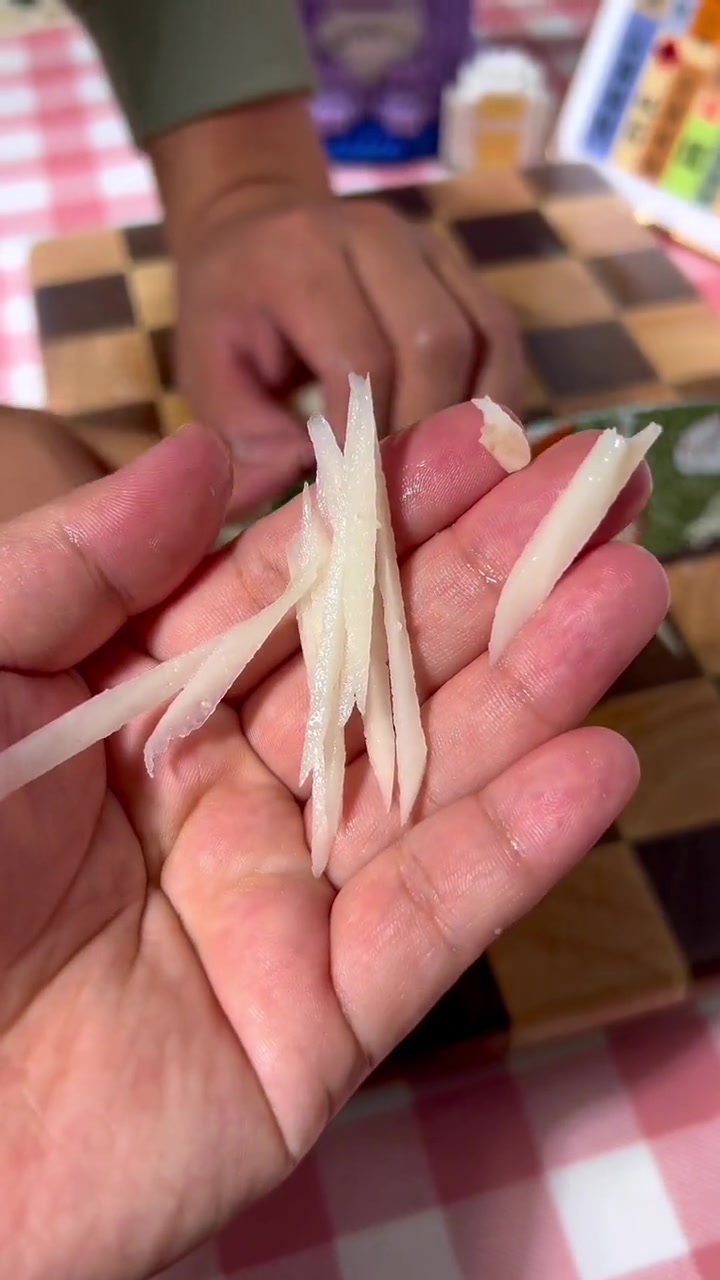 第一次吃酸辣藕丝,也太好吃了吧,以后列入我家菜谱啦!酸辣藕丝 炒藕丝做法 莲藕 男人会做饭