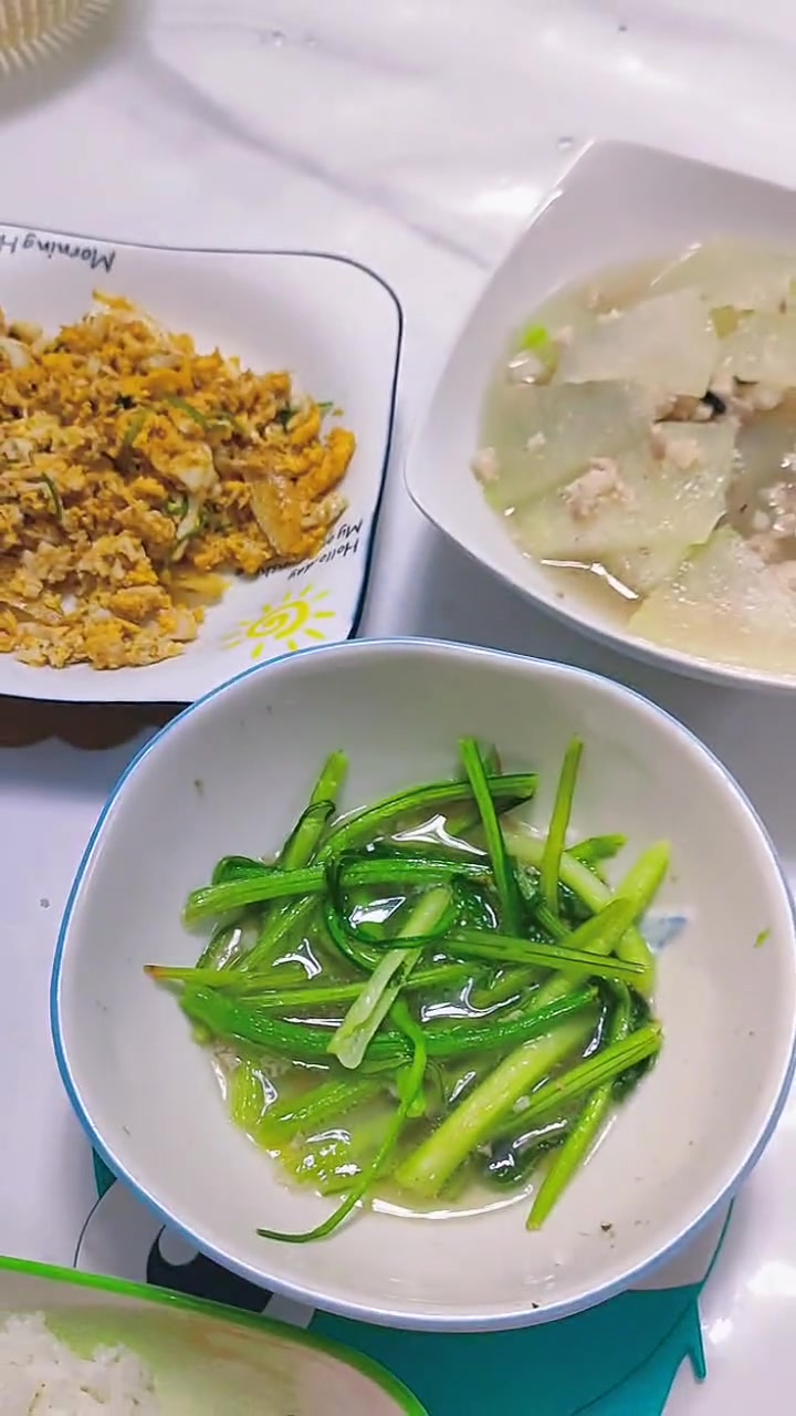 秋高气爽的秋天,太适合来一碗冬瓜肉沫汤了,清甜滋润,回味无穷 普通的饭菜都是家的味道 今日