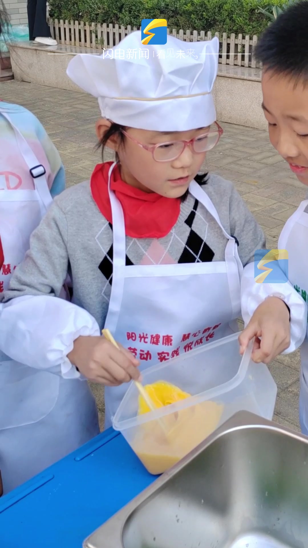 小学生劳动课和面 包饺子 炒菜 刚出锅就被抢着吃光了