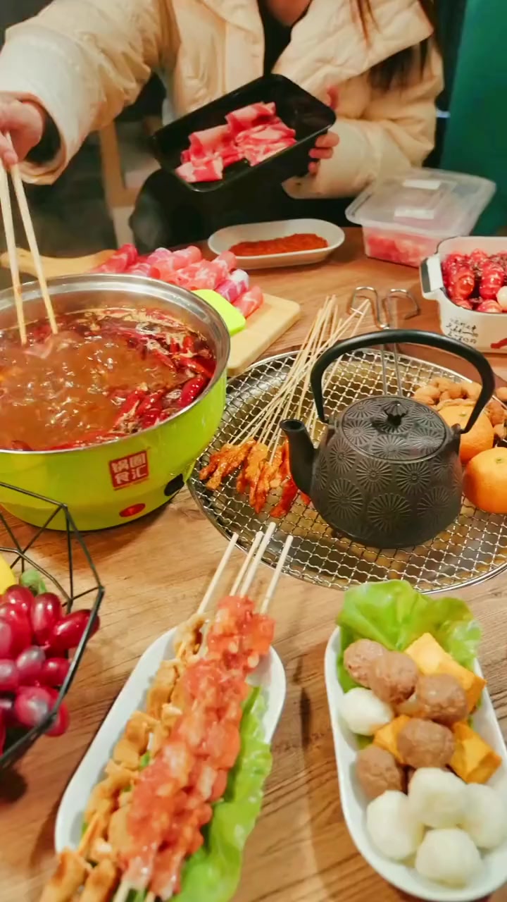 在家就能实现火锅烧烤自由的 锅圈食汇 有各种火锅和烧烤食材,而且价格实惠,还有各种调料,底