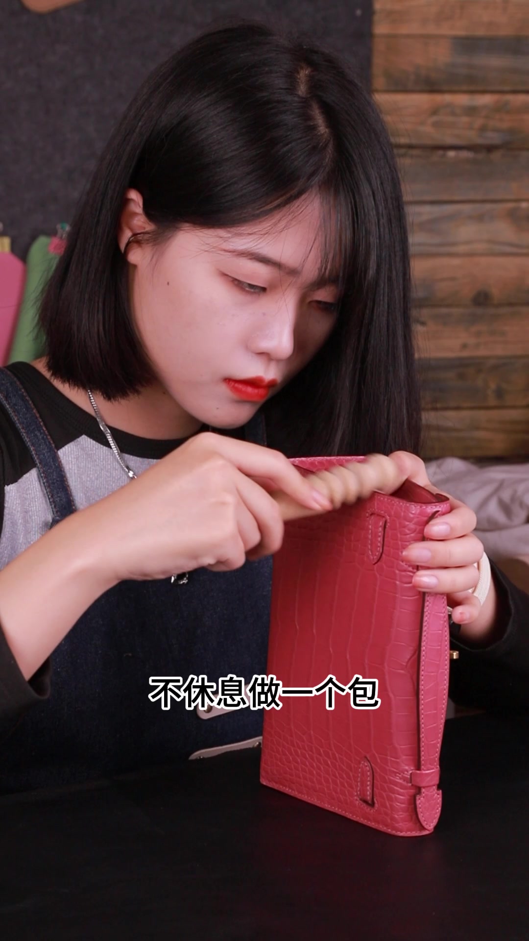 这款特别的粉色鳄鱼皮凯莉包有人喜欢吗