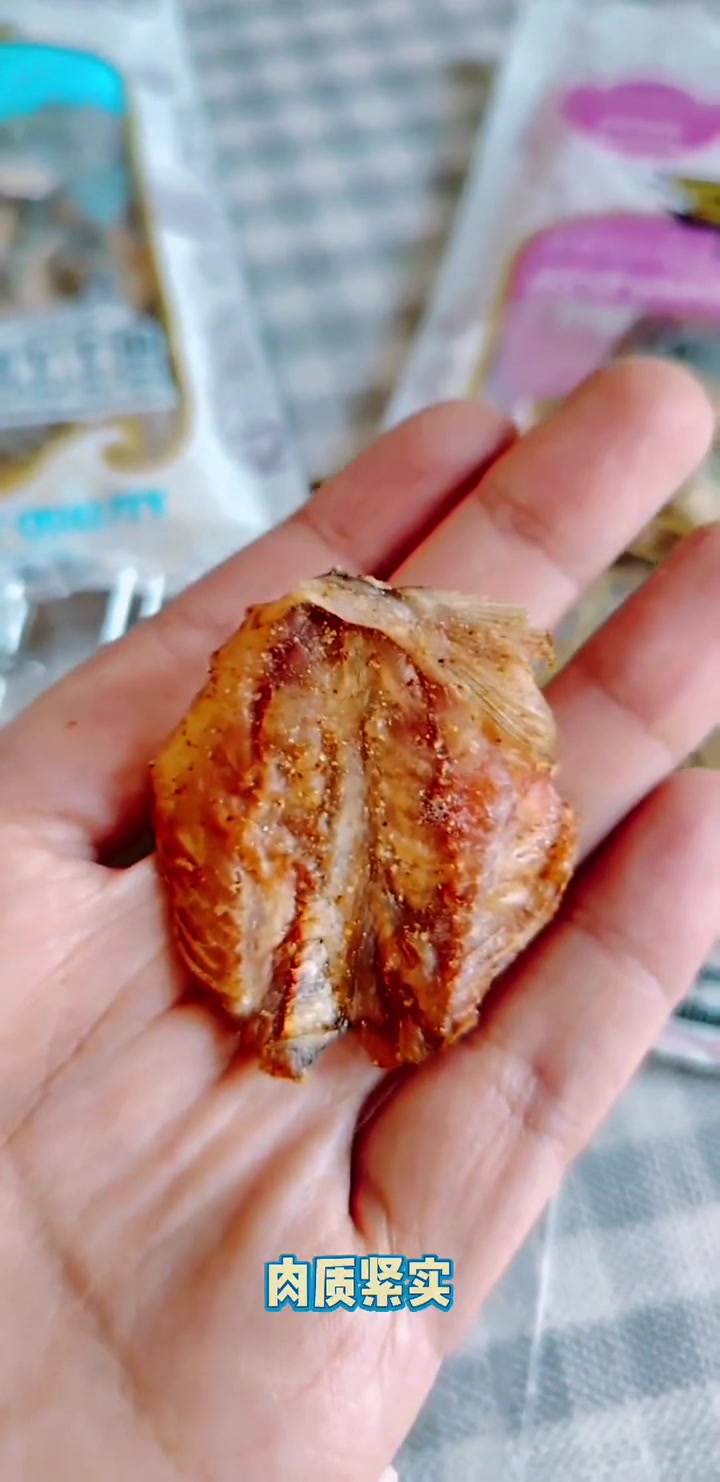 来自泰国的 休闲零食推荐 肉质鲜美嚼劲十足的 烤鲹鱼片 三种口味的 追剧小零食 满满高蛋白