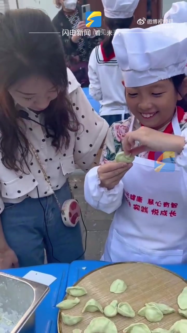 「小学生劳动课做饭出锅就被抢光了」还记得小时候劳动课学什么吗 11月2日,山东济南小学生劳