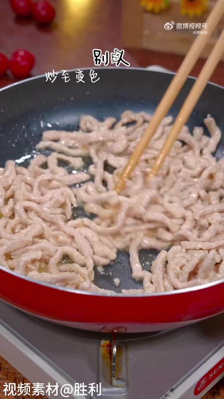 吃不完的饺子皮千万不要再扔了!用它做个比烤鸭还好吃的京酱肉丝吧 微博尝鲜计划 理想生活季 