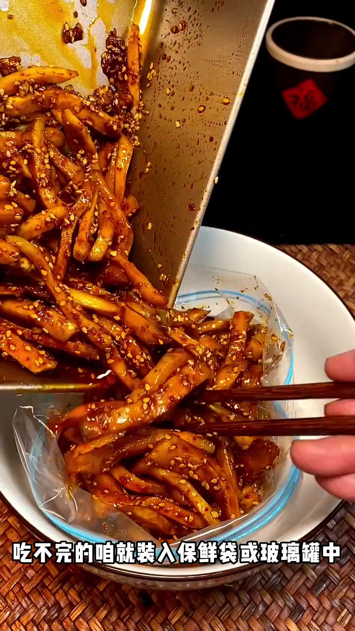 每年秋冬季节这个芥菜丝咸菜我家必做,咸香脆爽开胃又下饭,详细的比例大我打在了视频的中间