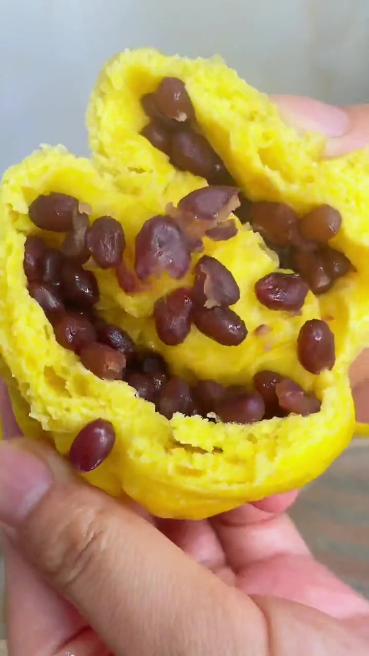 冬天蒸一锅热呼的南瓜红豆包搭配小米南瓜粥太暖和了 南瓜红豆包 南瓜小米粥 认识一下