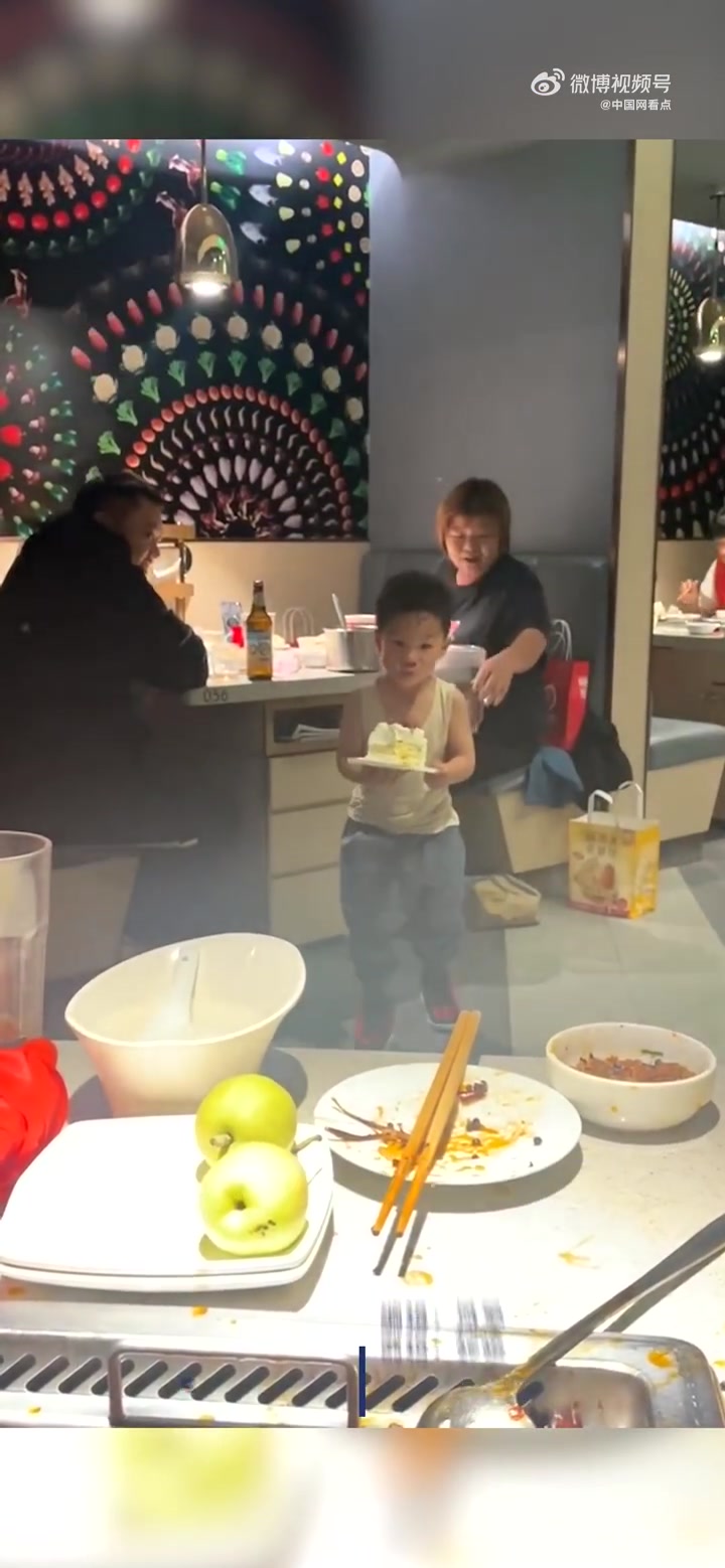 「世间美好环环相扣!8学生聚餐给男童唱生日歌被赠蛋糕「心」」8名学生遇陌生男童庆生唱了1首