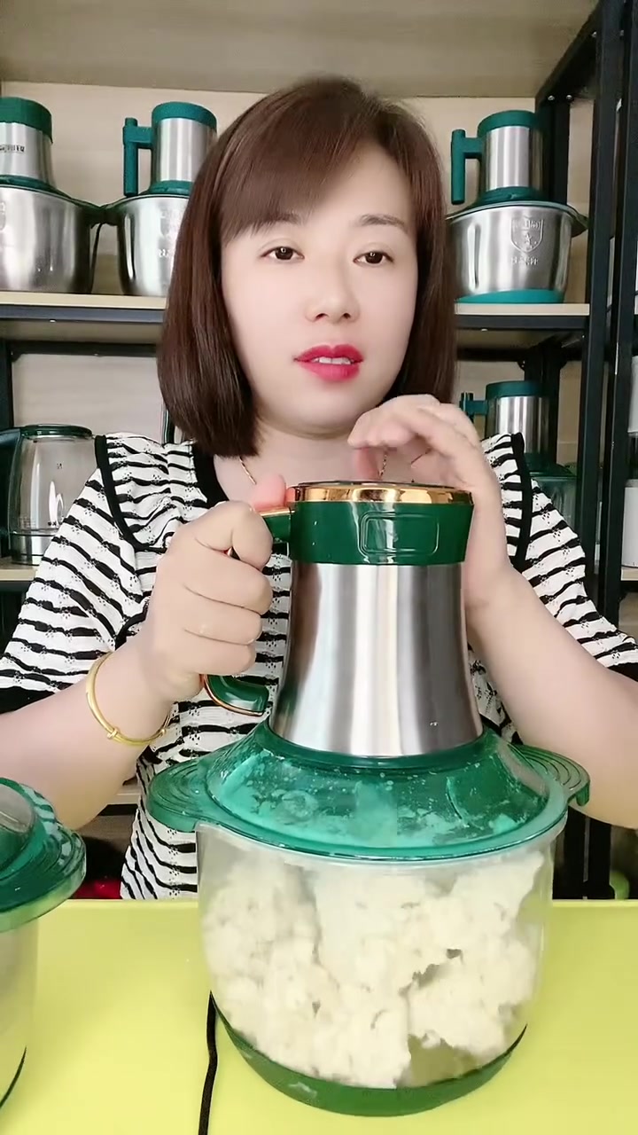 新款绞肉机活动来了,即日起左下角小黄车能拍到的,都是双盆双盖,到手五套刀,还有小刮刀和防滑