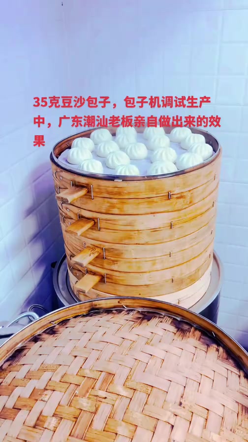 广东的粉丝朋友,很快就能品尝到赵师傅这边做出来出来的包子效果,这是广东中央厨房的老板来到我