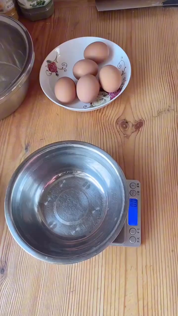 第一次做八寸戚风蛋糕,自我感觉是不错,口感像海绵一样的绵密