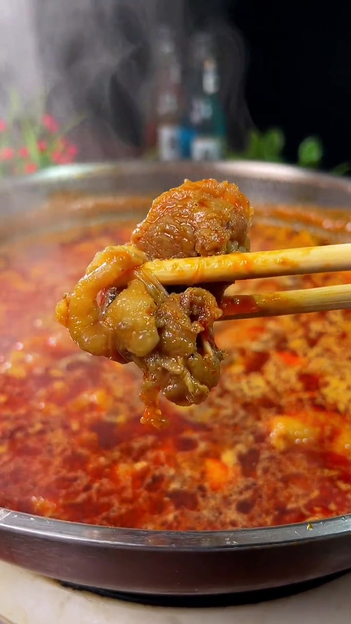 天气变冷了,来上一锅火锅鸡配上自己喜欢吃的蔬菜,真不错 美食教程 秘制火锅鸡做法 火锅约起
