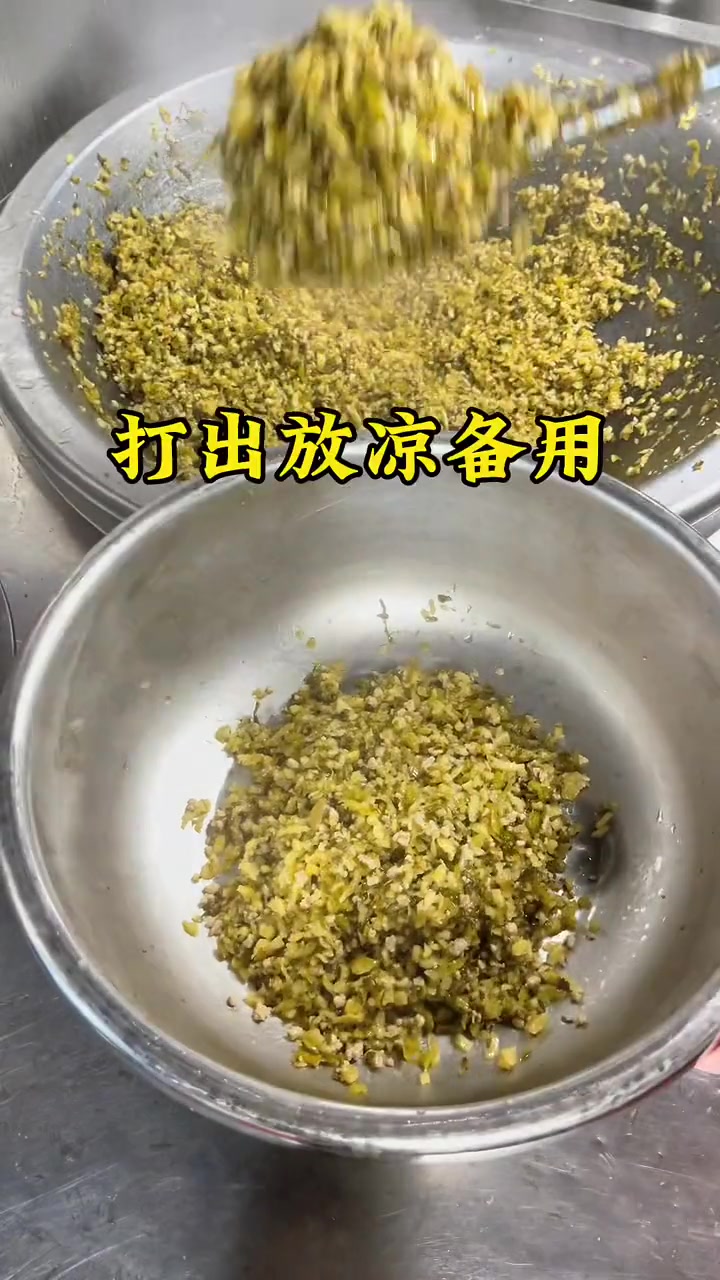今天分享酸菜包子,像我这样做的包子,开胃解腻,真的太好吃了。做法简单。一做就会。配方毫无保