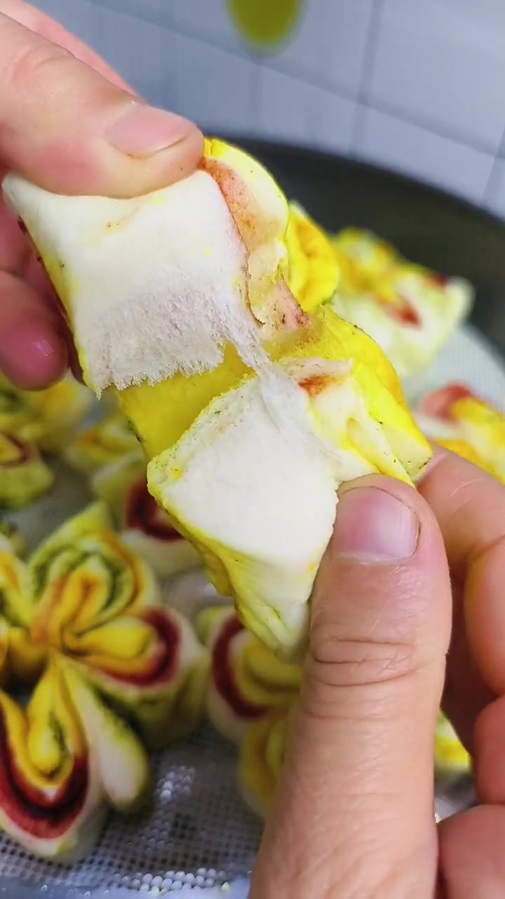 姐妹们用这款桂兰世家的老面味发面旺发的面做出来的馒头花卷是老面的味道而且发面速度快和面不用