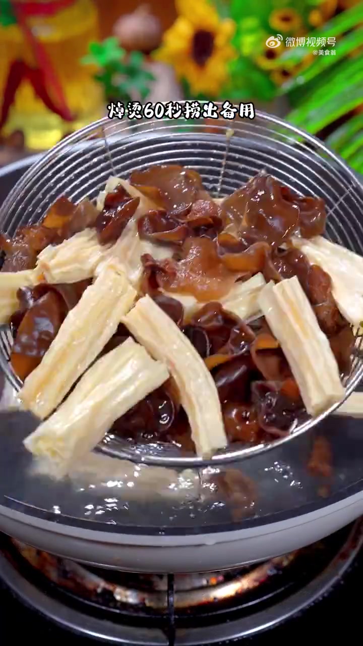 这是每周都要吃八回的一道素菜 腐竹炒木耳 做法简单 不是一般的下饭!