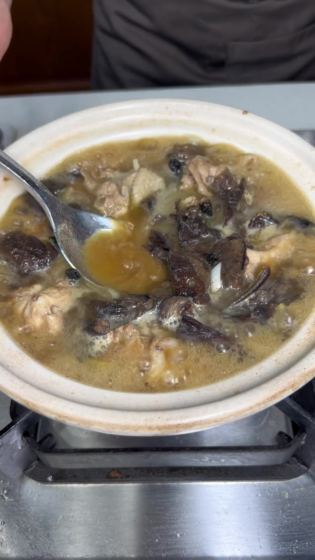 降温了 来顿暖和的吧 就为了吃个 砂锅小鸡炖榛蘑,大连的天气都配合着咱们降温了!赶紧把家里