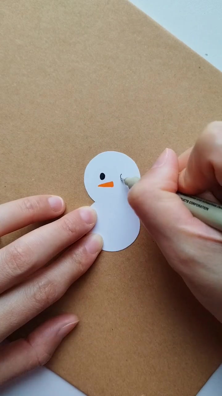 用瓶盖和橡皮泥来做小雪人不倒翁,简单好看又好玩儿,快来试试吧。圣诞节手工 冬天手工 亲子手