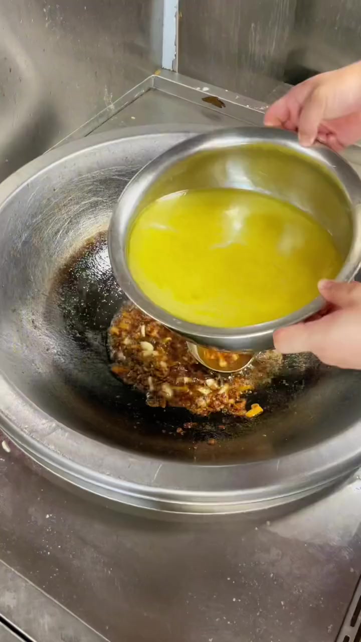 今天分享宽粉白菜,像我这样做的白菜,又简单又好吃。妈呀太香了 大人小孩都爱吃 大白菜粉丝家