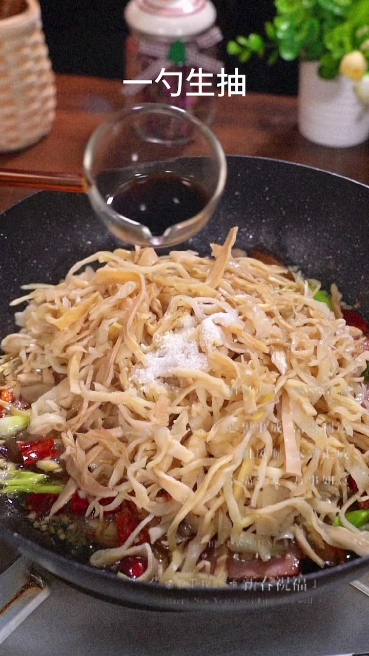 腊肉炒笋丝详细做法