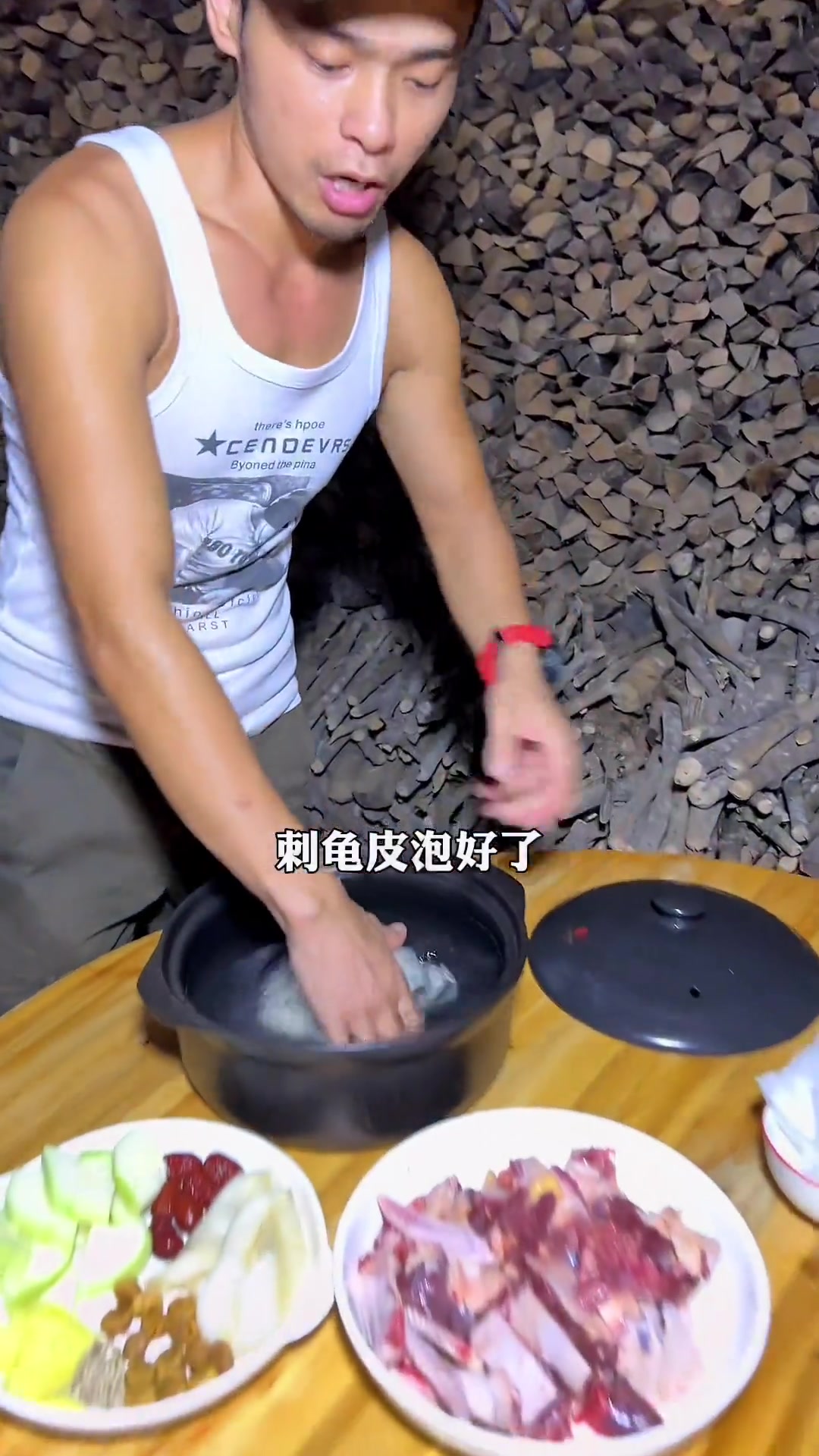 天气凉了,炖一锅刺龟老鸭汤给爸妈喝,这鲜美的汤汁暖心又养胃,靓 海鲜美食 农村美食 农村生