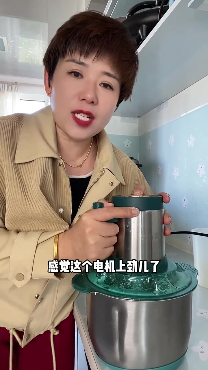 新款绞肉机活动来了,即日起左下角小黄车能拍到的,都是两个盆,到手五套刀,还有小刮刀和防滑垫