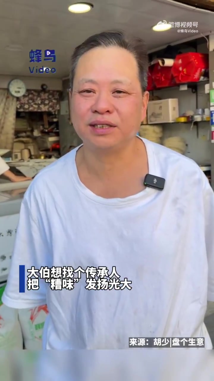 「特别的菜单!大伯开20多年老店手写毛笔菜单」近日,浙江杭州。一家开了20多年的嵊州糟肉馆