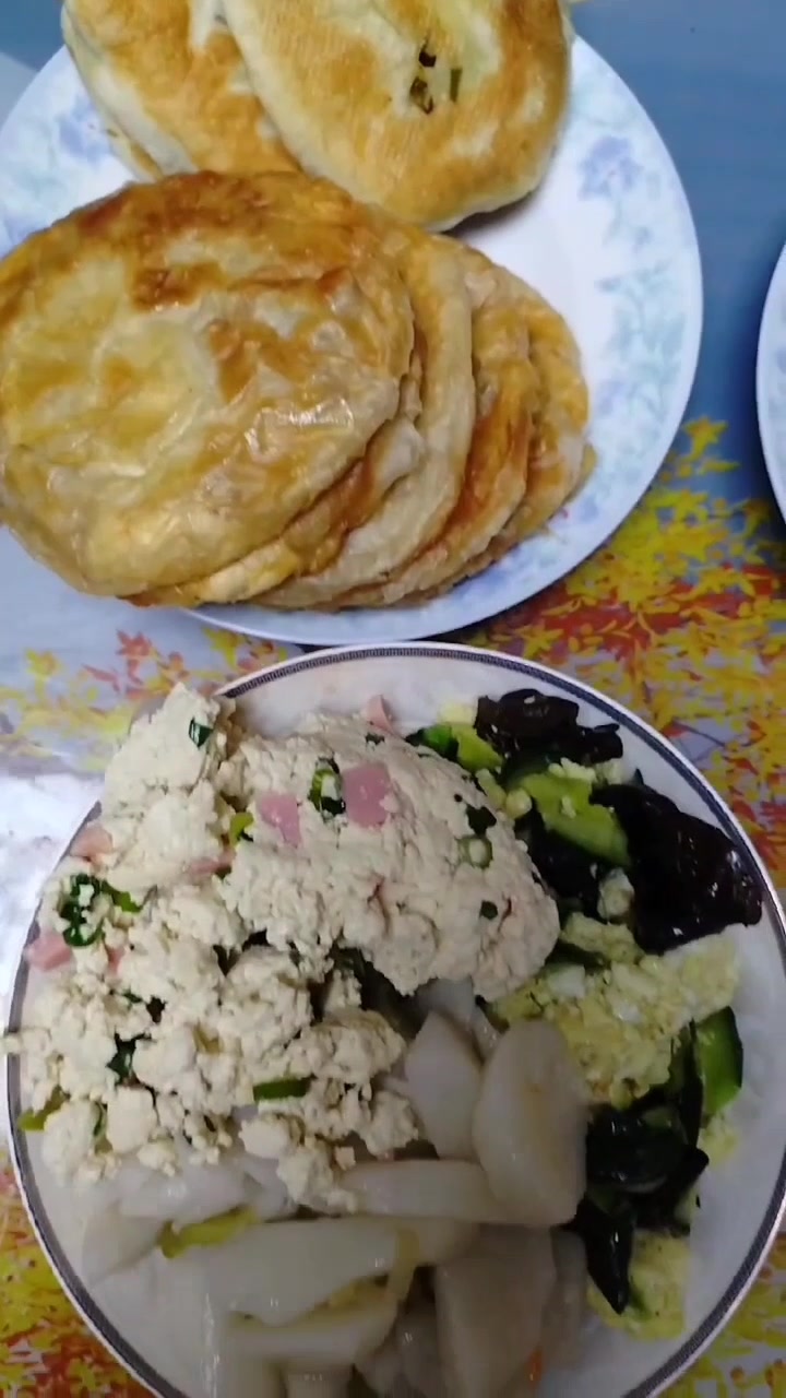 烙几个饼,蒸几个小窝头,炒个三色杂菜和水果捞肉,来一碗粥开饭