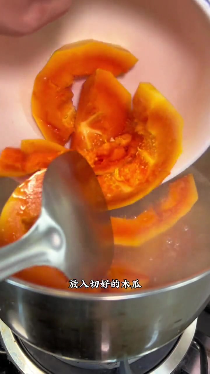 坐月子一定要饮这款木瓜鲫鱼汤 汤水奶白鲜甜 可以帮你省下奶粉钱 煲汤 汤鲜味美 木瓜鲫鱼汤