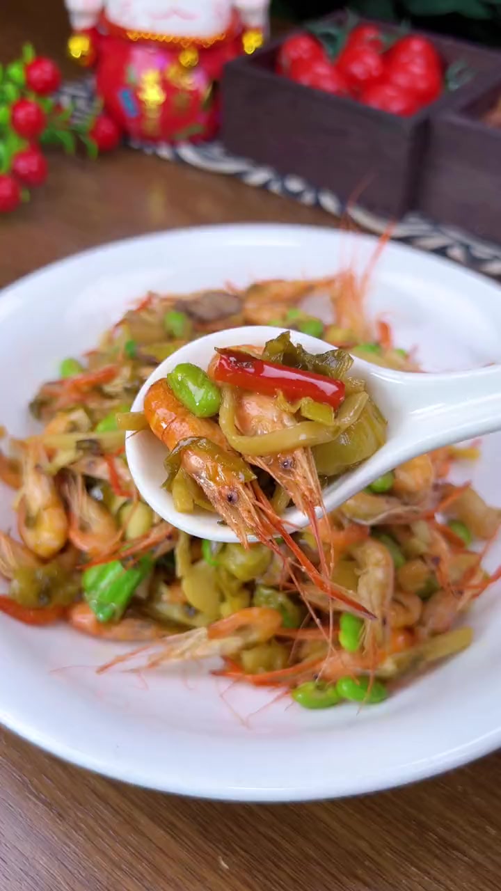 这个季节你家的餐桌上怎么少的了这道 雪菜笋丝炒溪虾,鲜香下饭操作简单 温州美食