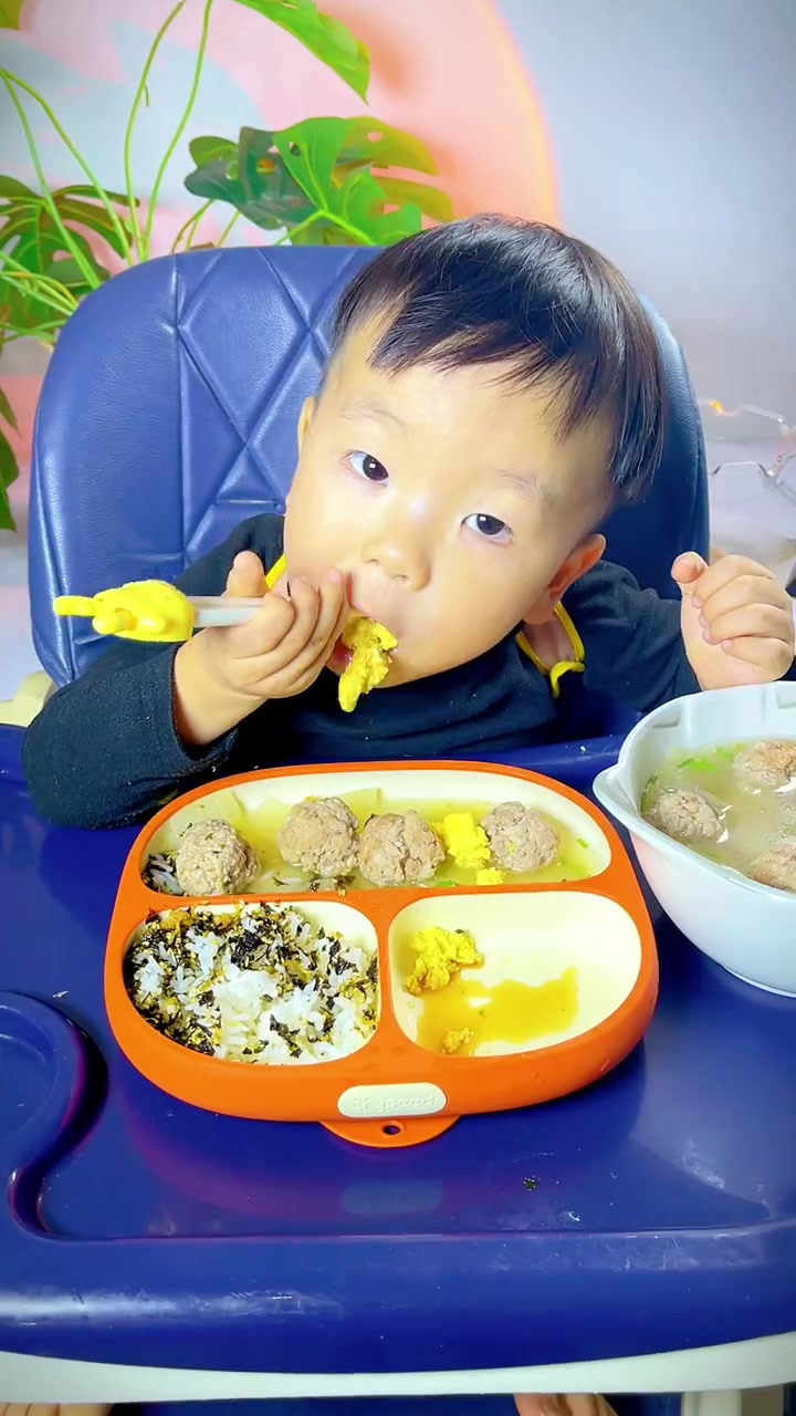 天越来越冷了,冬瓜炖肉丸安排上!这样做出来的肉丸肉嫩鲜香,一点也不柴,孩子也喜欢吃