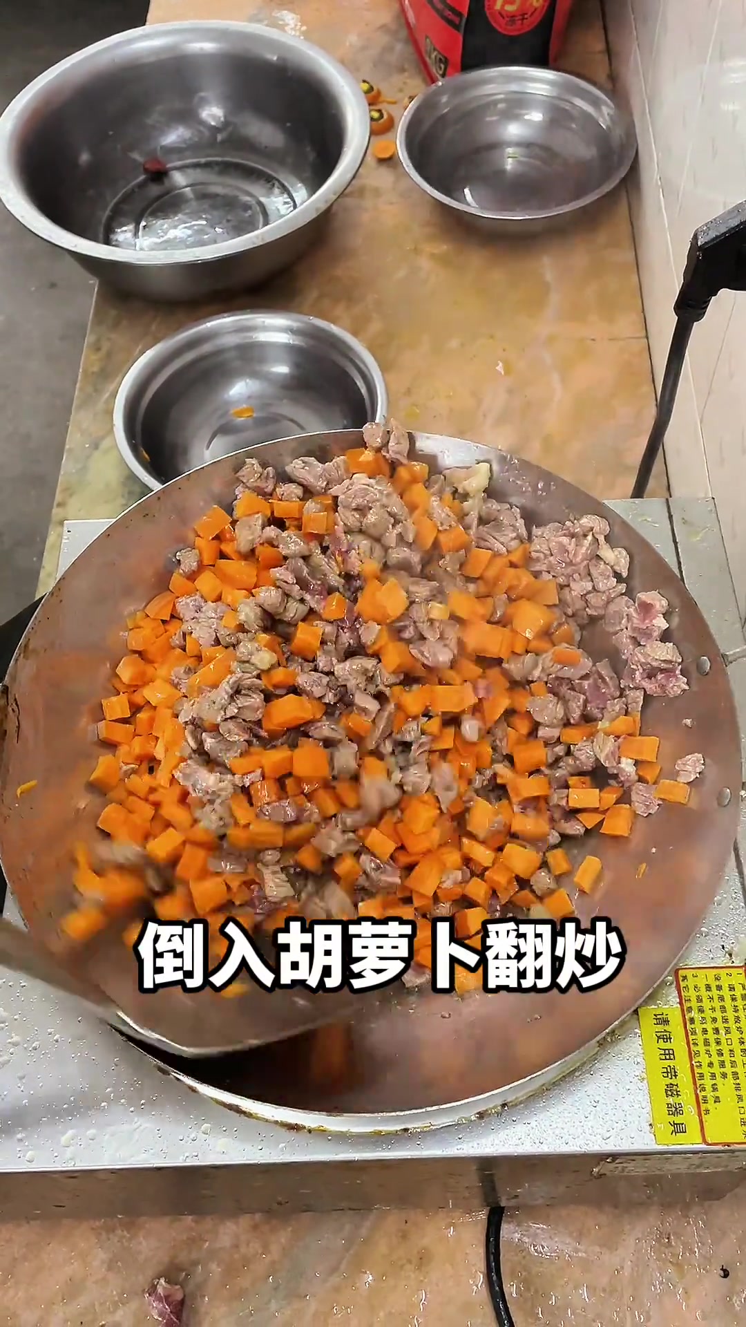 给生病的黑狮炖点山药牛肉羹调理一下肠胃,太香了,巴氏三兄弟也吃的津津有味,巴仟巴万还差点干