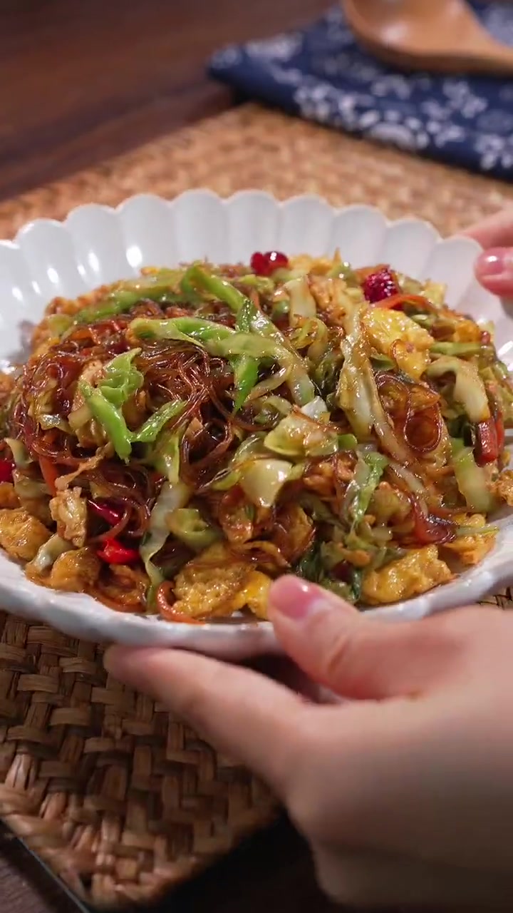 包菜炒粉丝,简单又好吃「馋嘴」容易上手,快学起来吧～美食