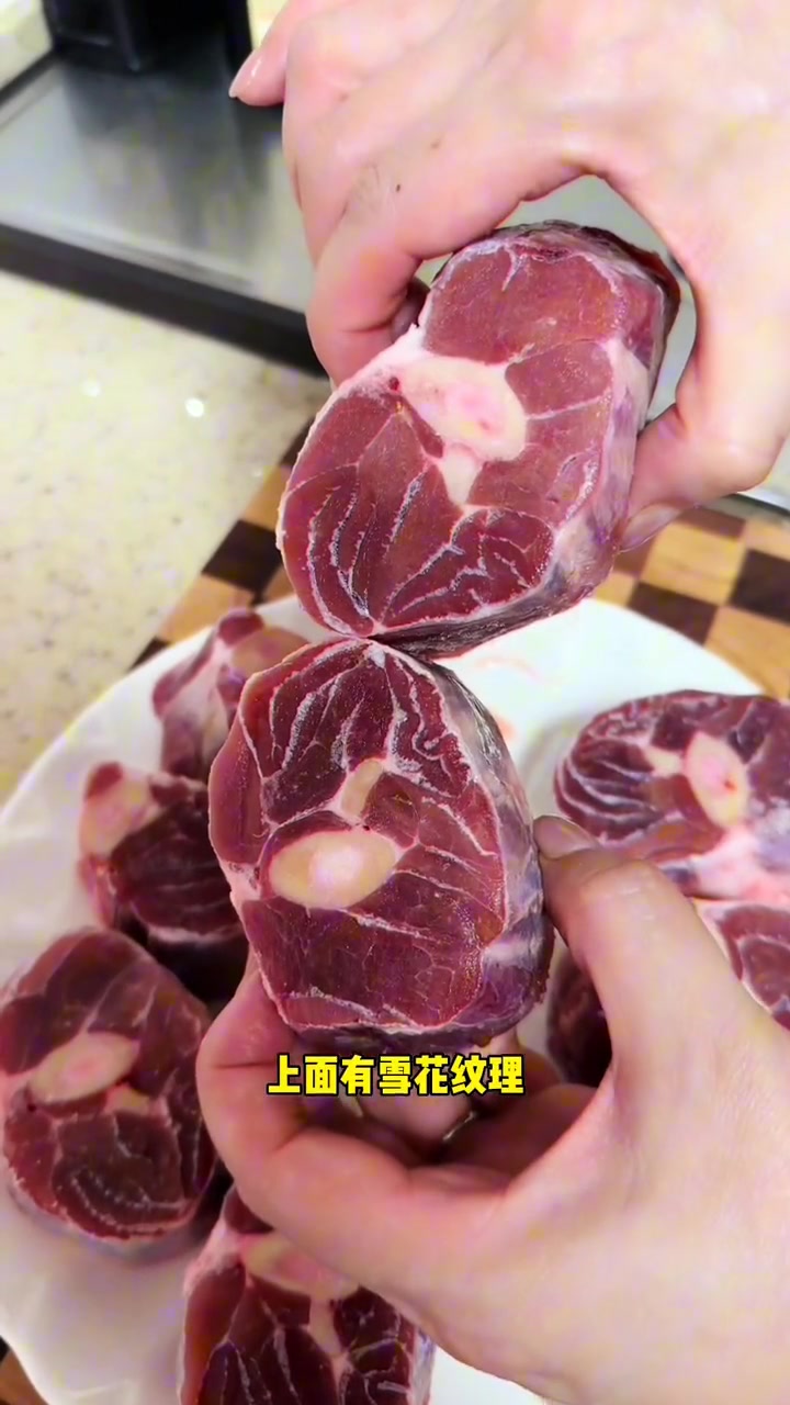 羊小腿 放点萝卜烧烧 清炖羊肉 或者 红烧羊肉 大人小孩都爱吃