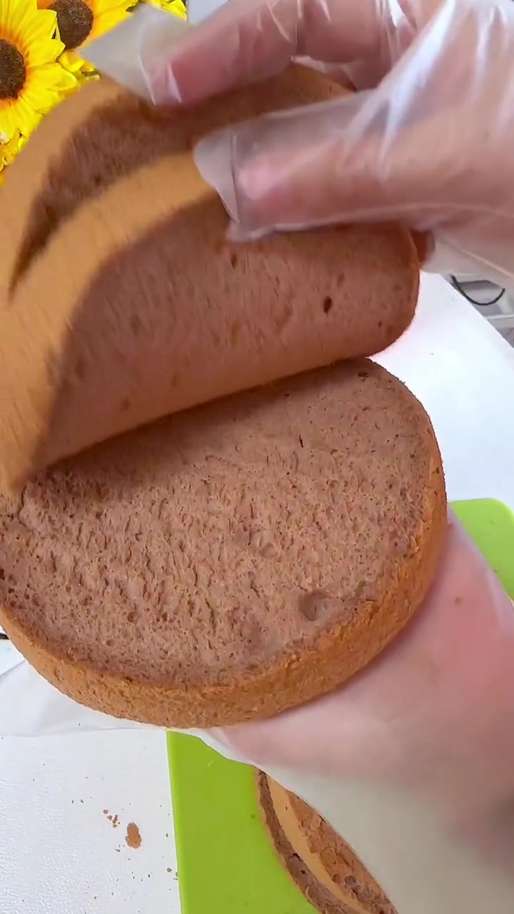 创作灵感 今天开完家长会做了两个巧克力蛋糕,一个是二闺女用100元压岁钱定的,一个是我家装